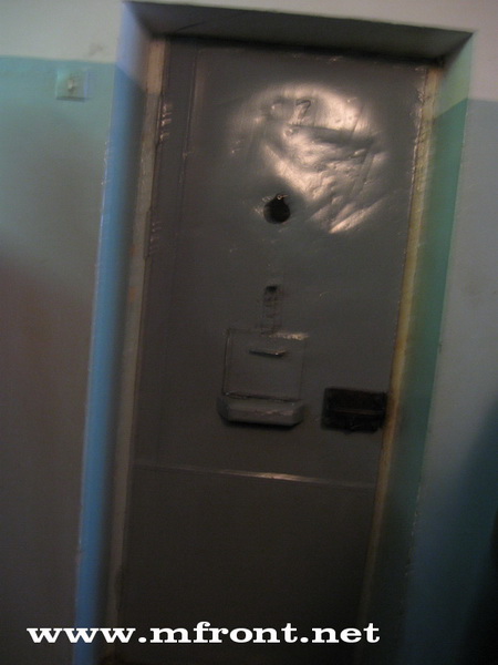 Дверь камеры в ЦИП на Окрестина, 36